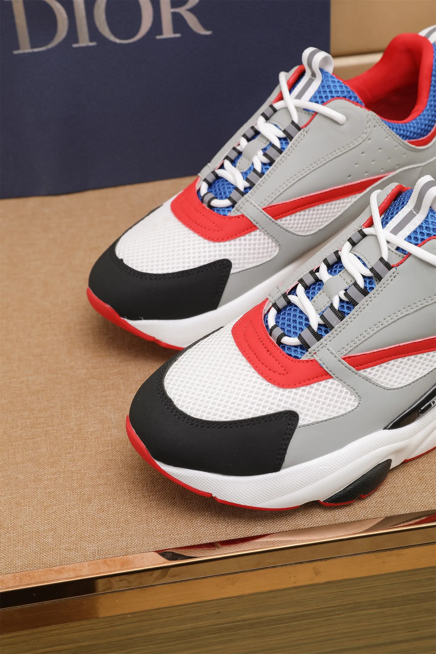 Factory price: 460💰Dior’s top version of D’s b22 men’s sports shoes. Inspired by retro running styles, the chunky low-top silhouette features gray calf leather and blue and white mesh fabric uppers, atop a black, white and blue engraved rubber sole. Nylon ribbon accents the blue mesh tongue and heel counter, and a "dio~" logo appears on the side. Pair it with a suit for a striking contrast and add a sportswear-chic edge to your look. The thick sole can be about 4cm~ Size: 38-45, [46, 47 customized]